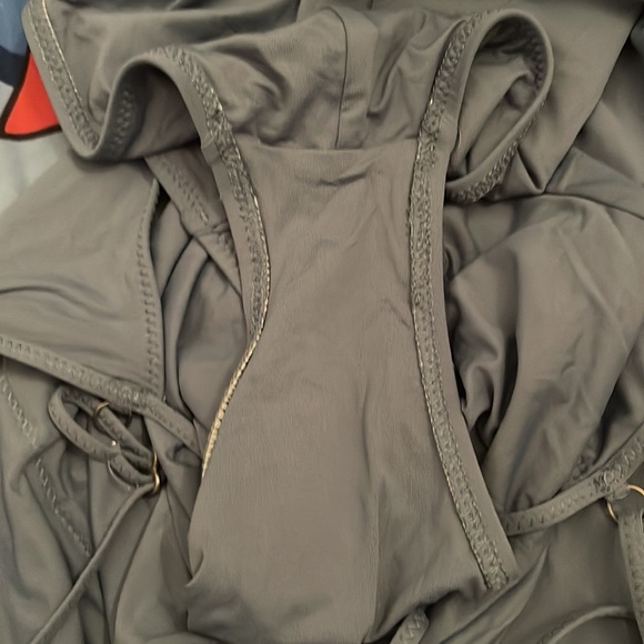 Becca One Piece - Picture 6 of 6